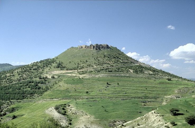Schon von weitem erblickt man die markanten Ruinen von Schlo� Ravendel auf einem allseits ebenm��igen vulkanf�rmigen Kegel, umgeben von einer einzigartigen landschaftlichen Kulisse mit wilden Bergen und malerischen Orten. 