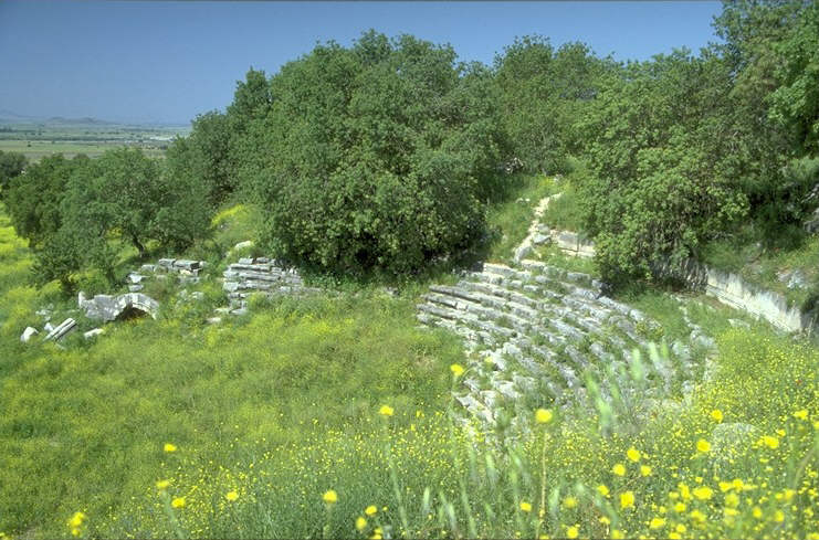 Von den Ruinen ist nicht mehr allzuviel auf unsere Zeit gekommen: ein Theater, Thermen, Grottengr�ber und einige S�ulen der Kolonnadenstra�e, aber alles, wie gesagt, nur noch sehr sp�rlich erhalten. 