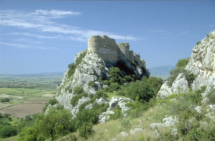 Hingegen ist die �ber dem Ruinengel�nde thronende Burg noch in erstaunlich gutem Zustand. Sie liegt malerisch auf einem isolierten Felsgipfel. 