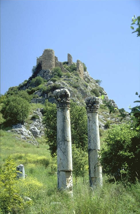 Sie liegt hoch �ber der Ruinenst�tte des antiken Hierapolis, in dessen Zusammenhang auch der Name Cicero erw�hnt wird, der dort das Amt eines Prokonsuls von Syrien verwaltete. 