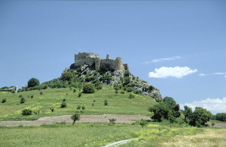 Sicher ist, da� diese Festung zum Einflu�bereich des F�rstentums Antiochien geh�rte, welcher sich ja, wie wir bereits wissen, bis �ber die uneinnehmbare, weiter westlich gelegene Festung Anavarza hinaus erstreckte. 