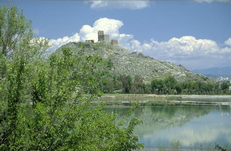 Sie f�hrt uns mit einem lohnenden Abstecher zur armenischen Burg Amuda, die ein Geschenk Leons I. an den Deutschen Orden war, der sich nach seiner Vertreibung aus dem Heiligen Land zun�chst hier festsetzte. 