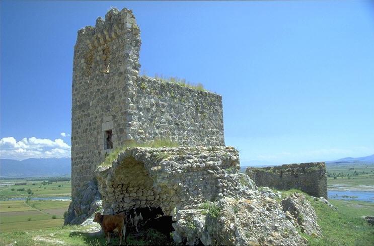 Diese Burg zeigt nicht wie die typischen Kreuzfahrerburgen geordnetes Mauerwerk, sondern hier wurde wesentlich gr�ber gearbeitet. 