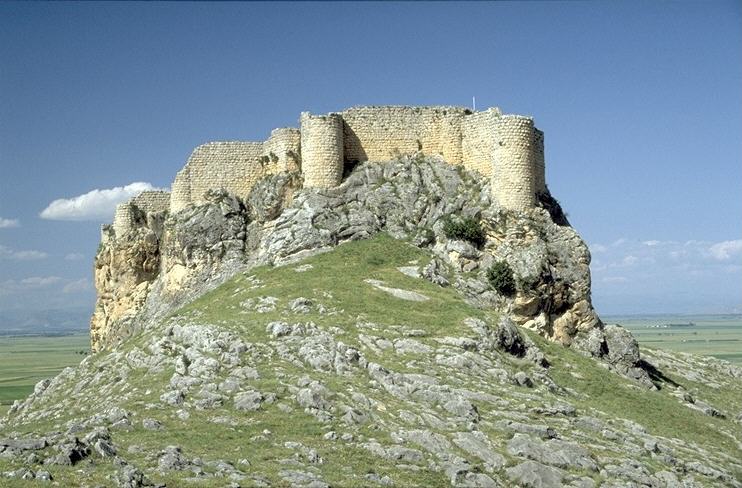 Dumlu Kalesi befindet sich in einem au�erordentlich guten Erhaltungszustand, eine Frankenburg vom Feinsten. Sie ist leicht von allen Seiten zug�nglich und liegt majest�tisch auf einer einzelstehenden Bergkuppe. 