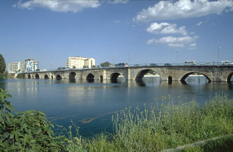 �ber Tarsus, der Heimat des Paulus, mit dem einzigen aus der Vergangenheit erhaltenen Rest, dem sogenannten Tor der Kleopatra, gelangen wir nach Adana, dem heutigen Zentrum des Ebenen Kilikien.