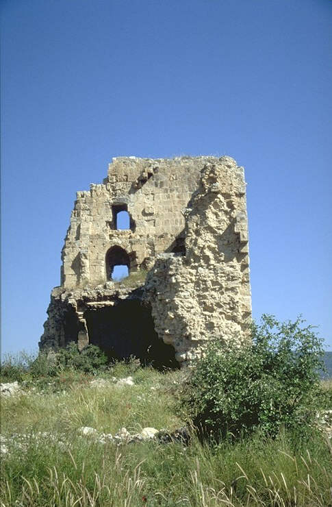 Trotz vorher eingezogenen Erkundigungen ist es ohne die Hilfe der Einheimischen kaum m�glich, die Ruine auszumachen. 