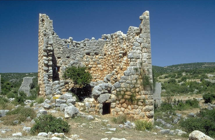 Das Interessanteste in Kanytelleis ist ein hellenistischer Turm, den die Teukrospriester von Diocaesarea zu Ehren des Zeus Olbias erbauen lie�en. 
