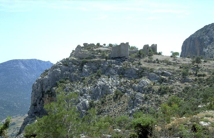 Tausend Meter tief f�llt der Blick hinab, j�h endend in einem langgezogenen, von einem Flu� ausgewaschenen L�ngstal