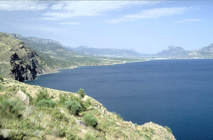 Die Fahrt l�ngs der K�ste, zumeist hoch �ber dem Steilufer und durch dichte Pinienw�lder f�hrend, er�ffnet immer wieder Ausblicke aufs herrlich blaue Meer