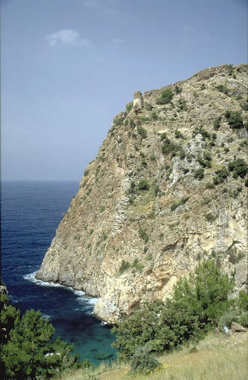 Rechts und links des Felsens, der j�h und steil abf�llt, tost das Meer an die Klippen und sch�umt wei� am azurblauen Strand