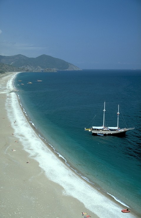Nach solch mystischen Erlebnissen zieht es uns wie magisch ans Meer, wo sich bereits Bootsausfl�gler aus Antalya in der Sonne aalen. 