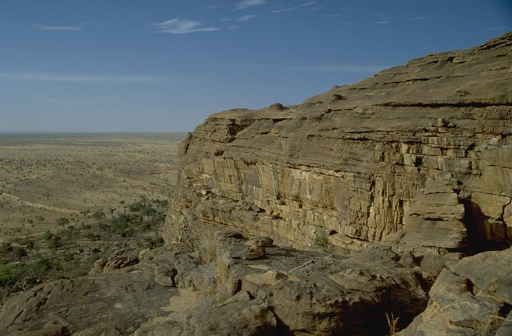 Hoch �ber dem Dorf Tirelli liegt die Abri�kante der Steilstufe.
