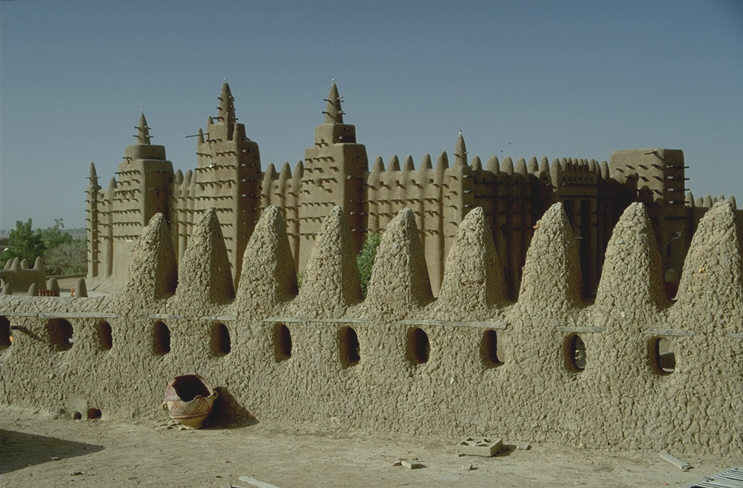 Die Lehmarchitektur-Moschee von Djenn zhlt zum Weltkulturerbe der Menschheit.