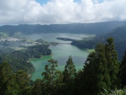 Vom Aussichtspunkt Vista do Rei kann man hinab in die Caldeira zu den Seen Lagoa do Azul und Lagoa do Verde wandern.